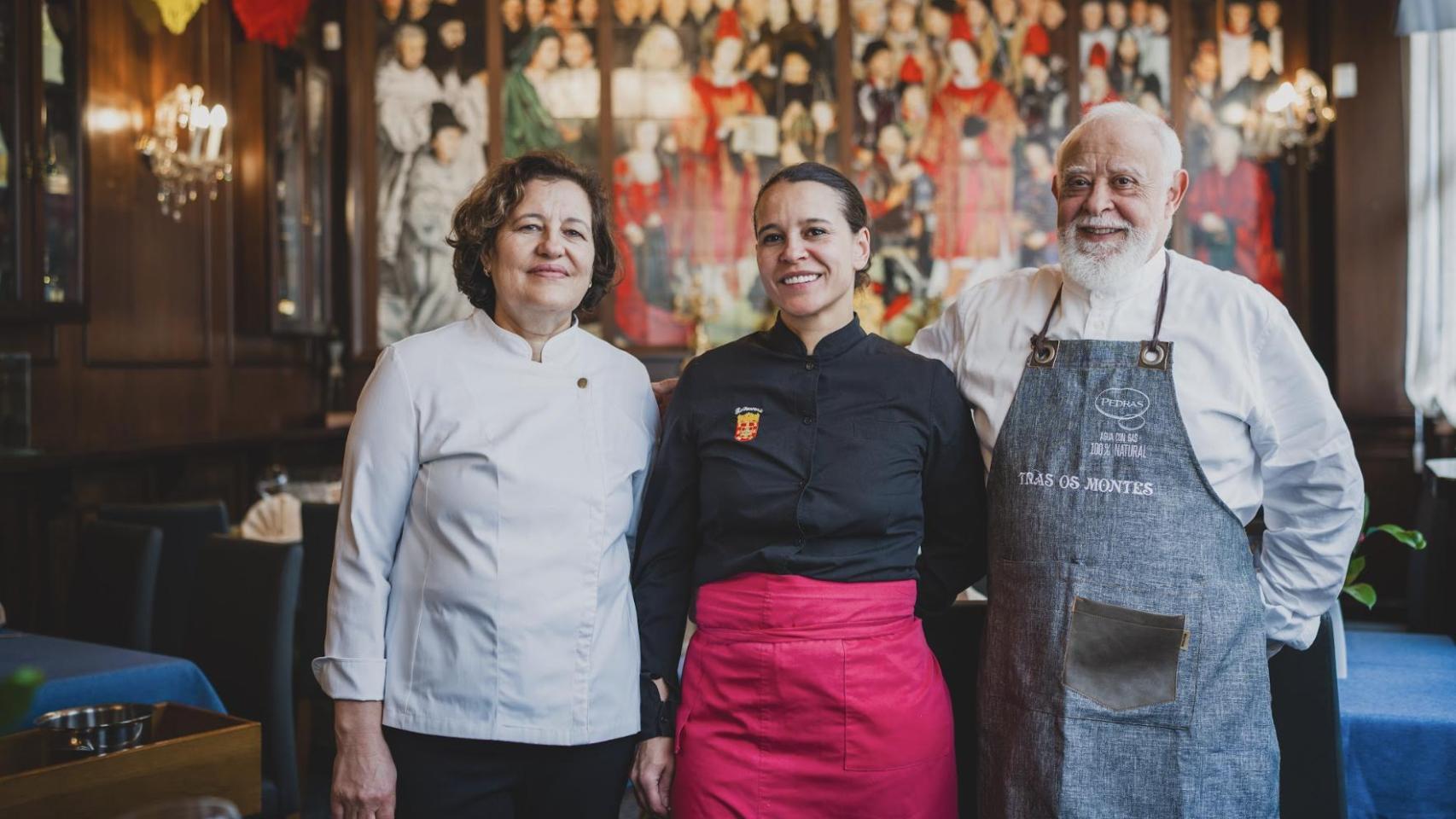 José y Graça, acompañados de su hija Isabel (en el centro), que tomará el relevo en el gran restaurante portugués de Madrid.
