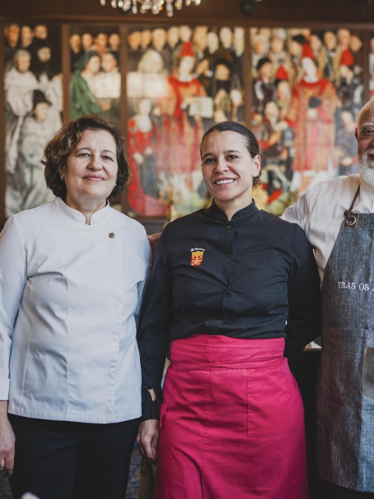 José y Graça, acompañados de su hija Isabel (en el centro), que tomará el relevo en el gran restaurante portugués de Madrid.