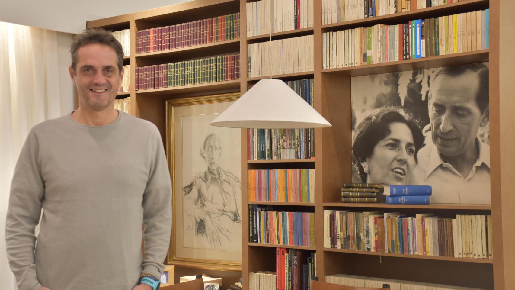 Germán Delibes Caballero posa en la Casa Museo dedicado a su abuelo Miguel.
