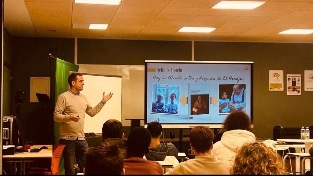 Germán durante una de las charlas en un colegio