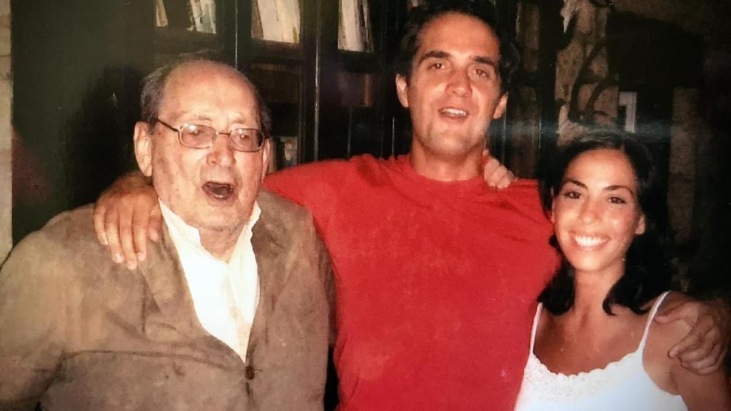 Miguel Delibes en un momento jocoso junto a sus nietos, Germán y Elisa