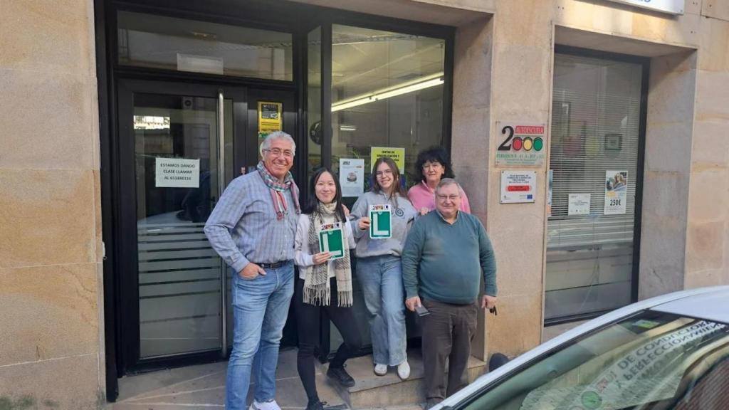 Imagen de la Autoescuela 2000 de Soria, propiedad de Jaime Martínez (i) donde es posible examinarse sin esperas.
