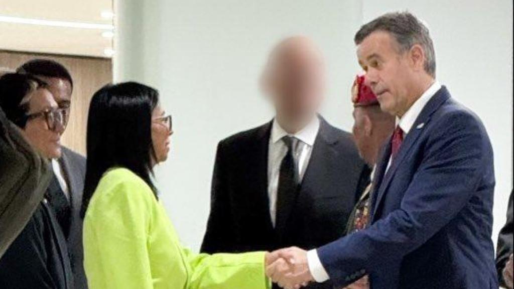 Delcy Rodríguez este jueves en la Asamblea Nacional dando un discurso con una imagen de Maduro y su esposa al lado.