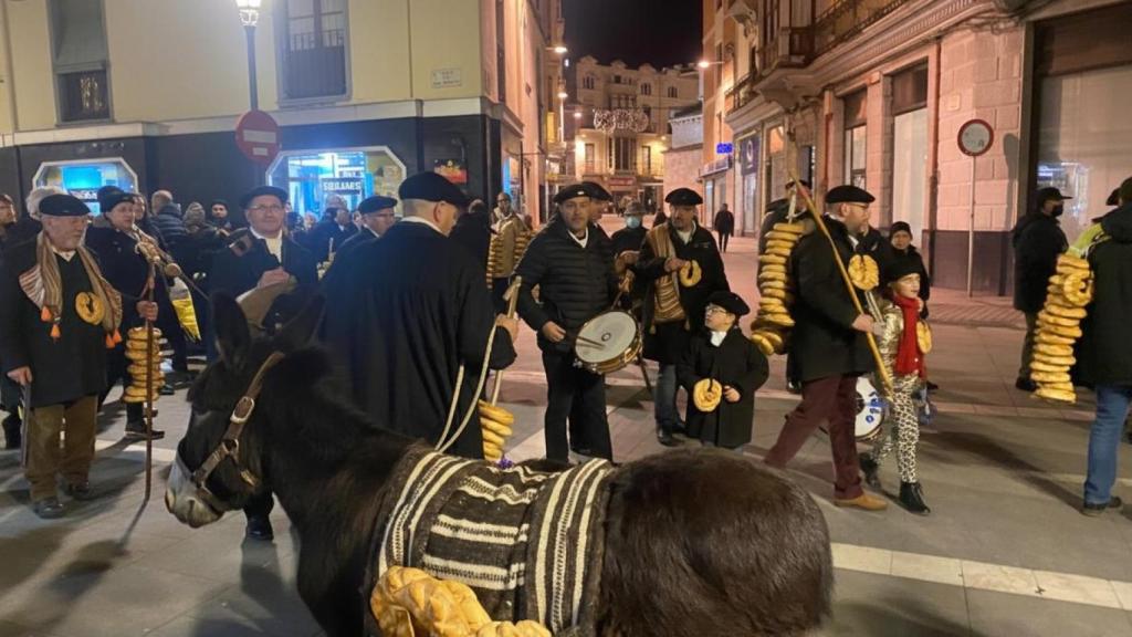 El burro Bolinche, por las calles de Zamora, acompañado de la Cofradía del Cencerro