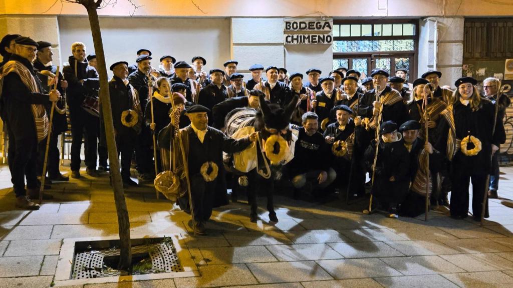 La Cofradía del Cencerro, junto al burro Bolinche