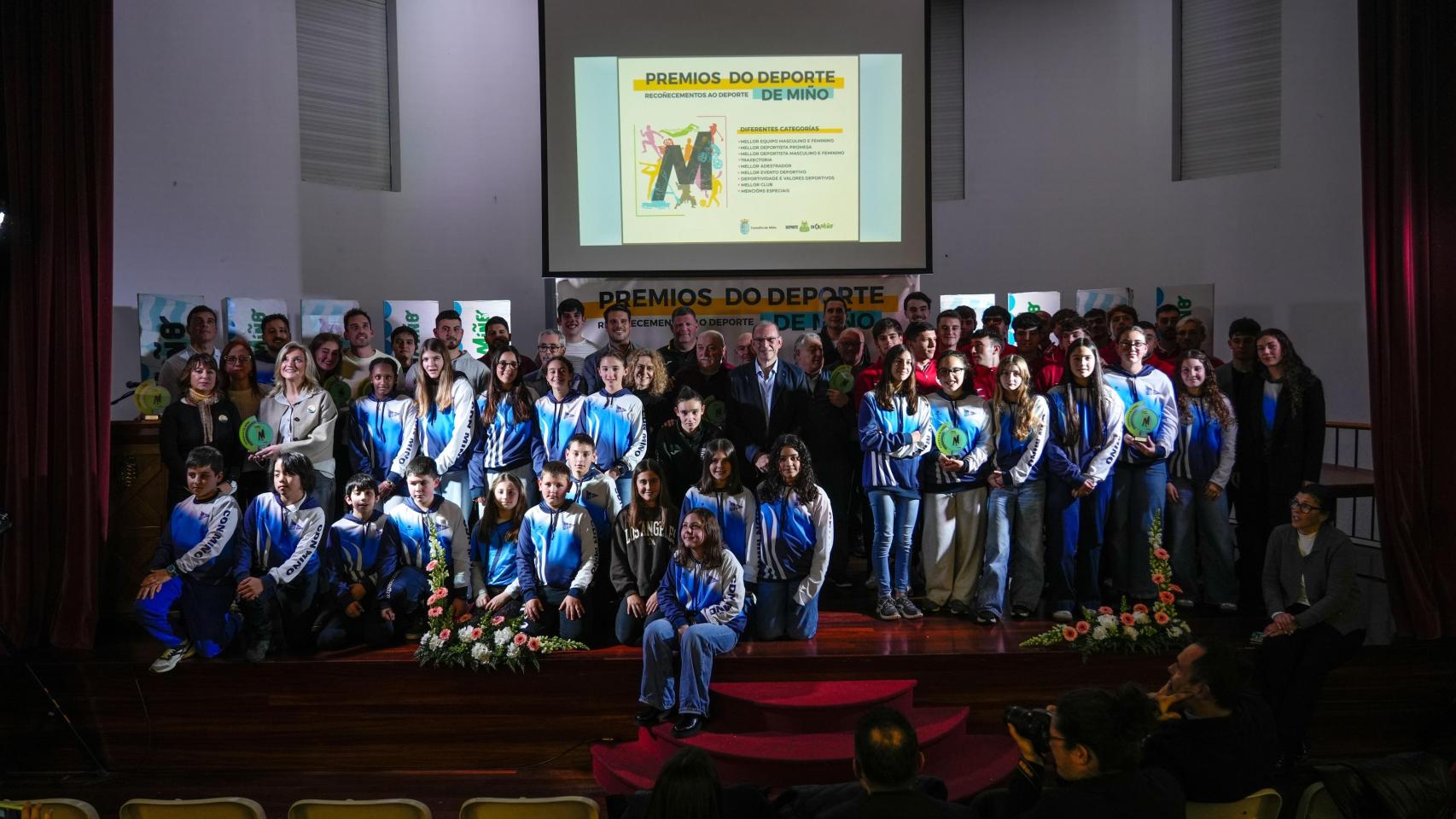 Foto grupal de los ganadores.