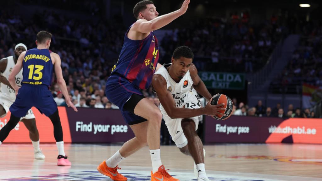 Thèo Maledon, presionado por Joel Parra.