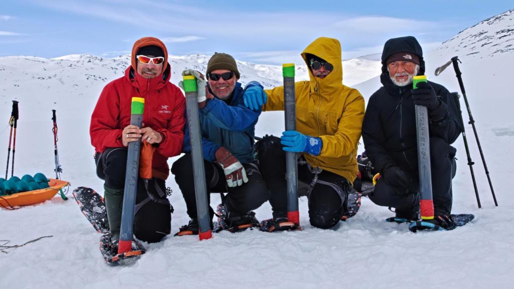 De izquierda a derecha, los investigadores Santiago Giralt, Dermot Antoniades, Sergi Pla y el explorador Ángel Sánchez en Groenlandia.