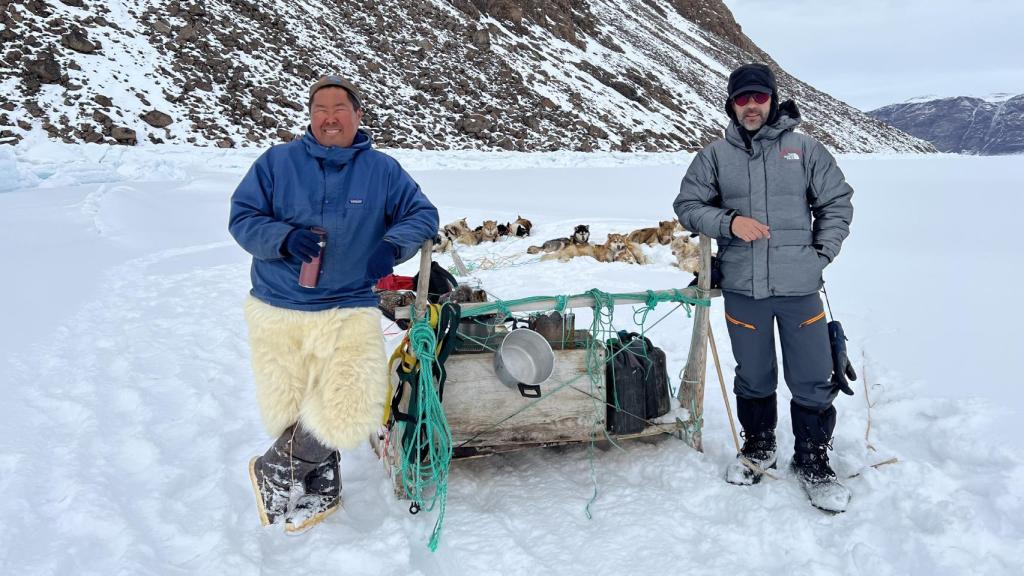 El investigador Marc Olvida junto con el cazador inuit que se llama Igaja Alataq.