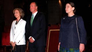 Irene de Grecia junto a los Reyes eméritos en un acto en Madrid en 1998.