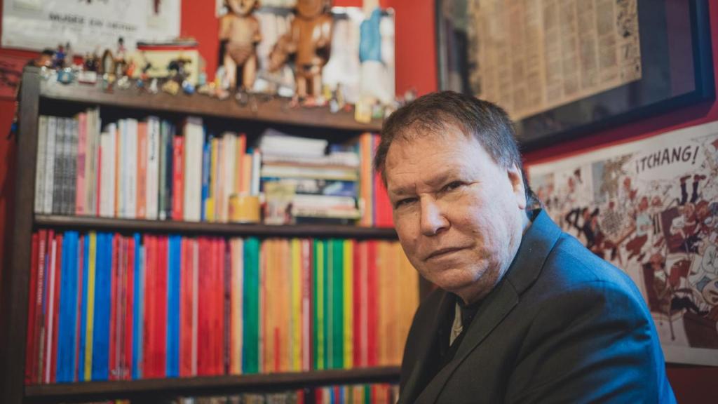Juan d'Ors con los libros de la colección de su museo.