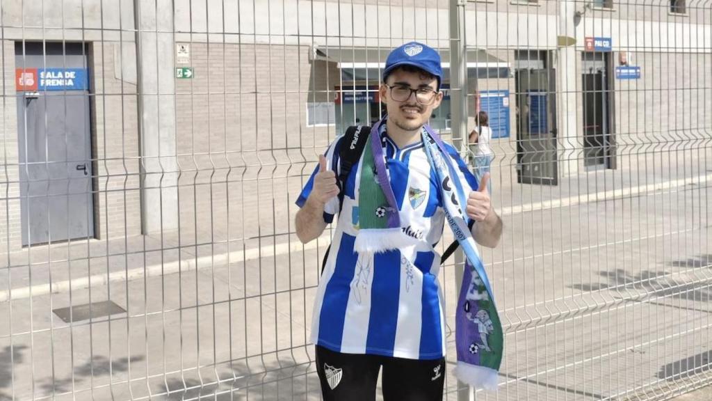 Raúl a las puertas del estadio Pepico Amat de Elda, en un viaje con el Málaga CF