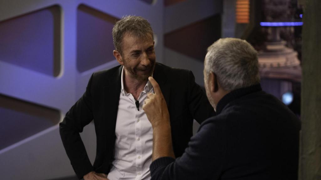 Pablo Motos conversando con un espectador de 'El Hormiguero'.