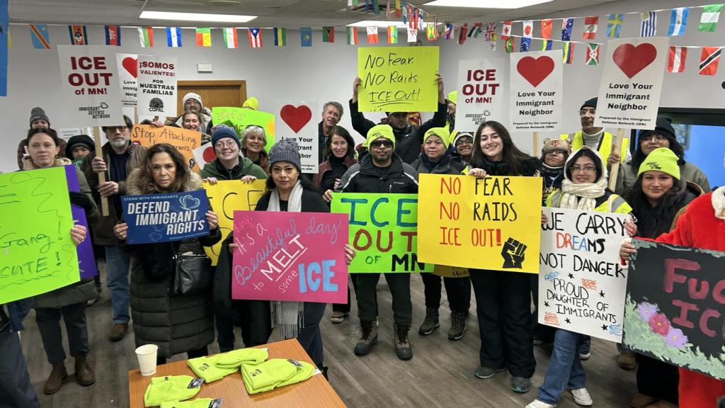 Migrantes reunidos mostrándose su apoyo en la ciudad de Mineápolis.
