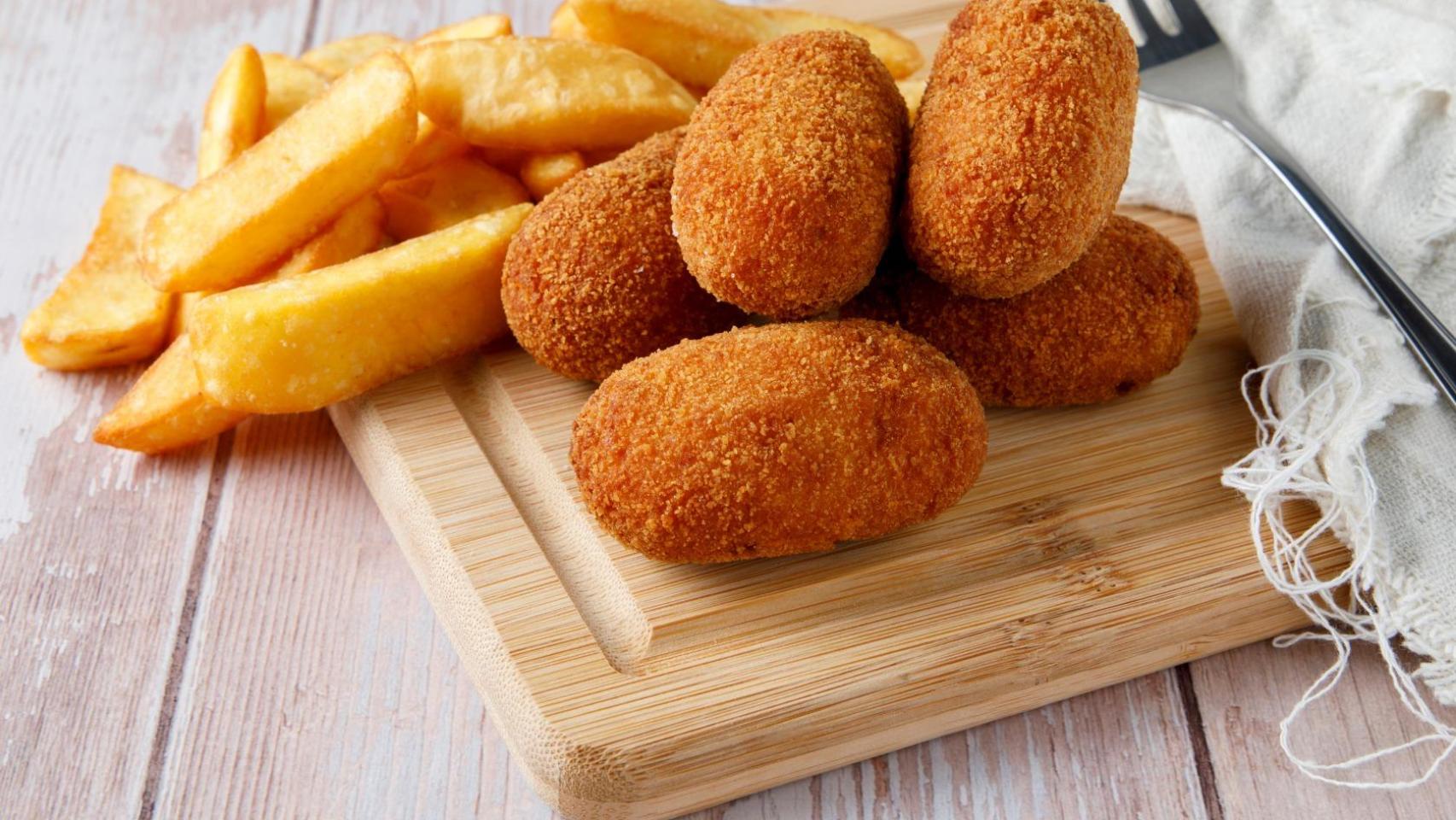 Un plato de croquetas con patatas fritas.