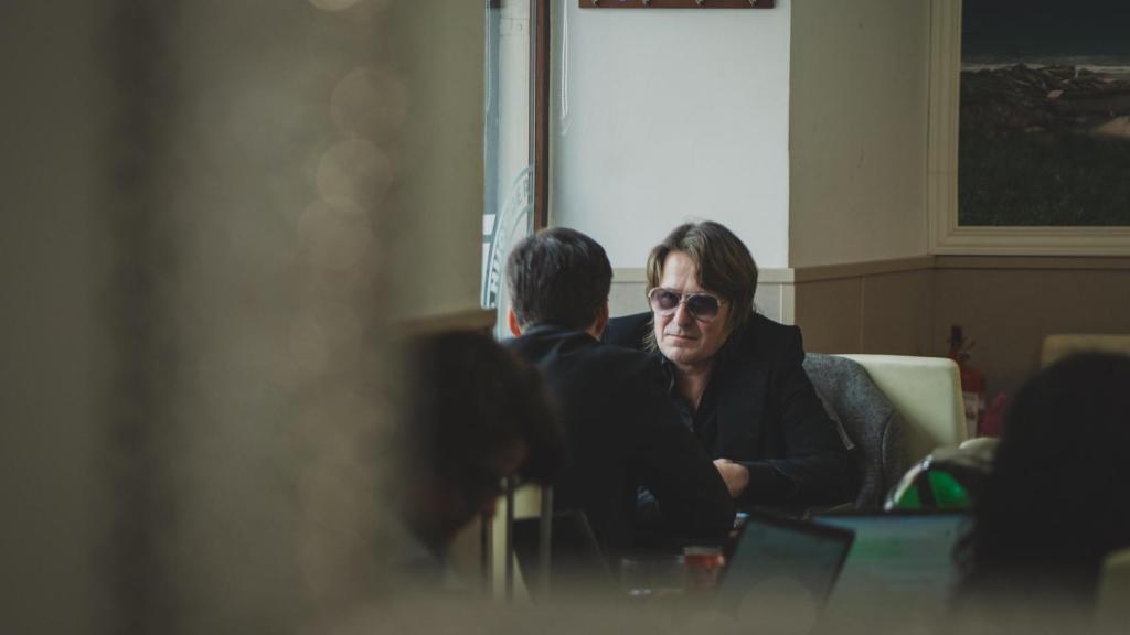 Nacho Vegas durante la entrevista en un bar de la madrileña calle Ferraz