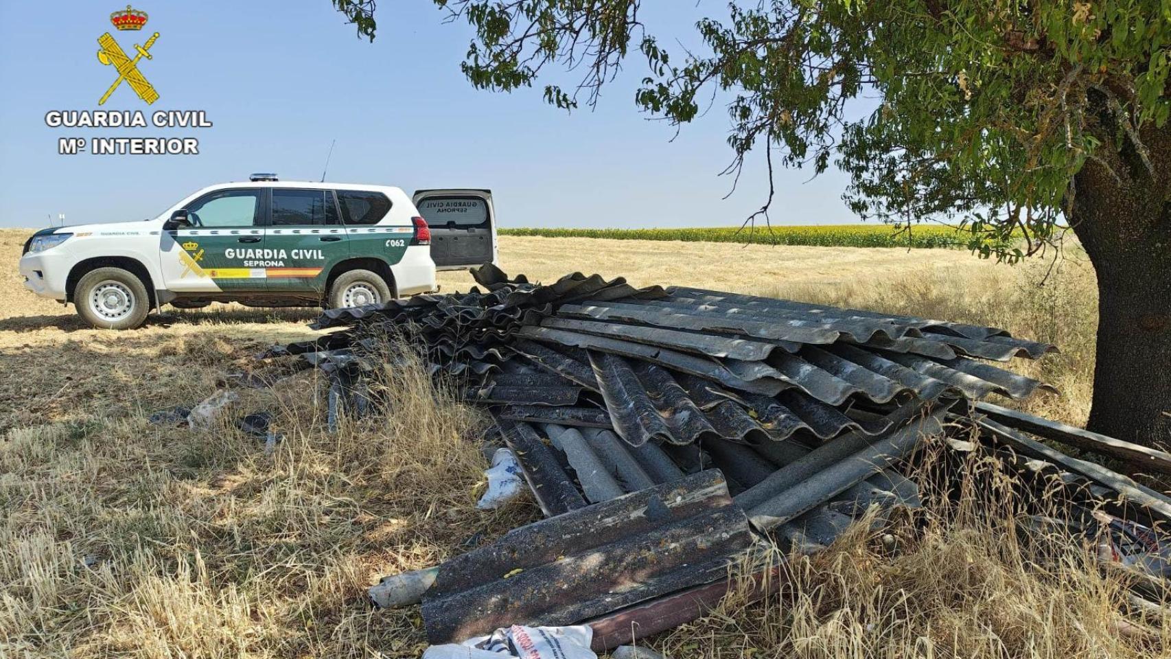 Los restos de fibrocemento apilados.