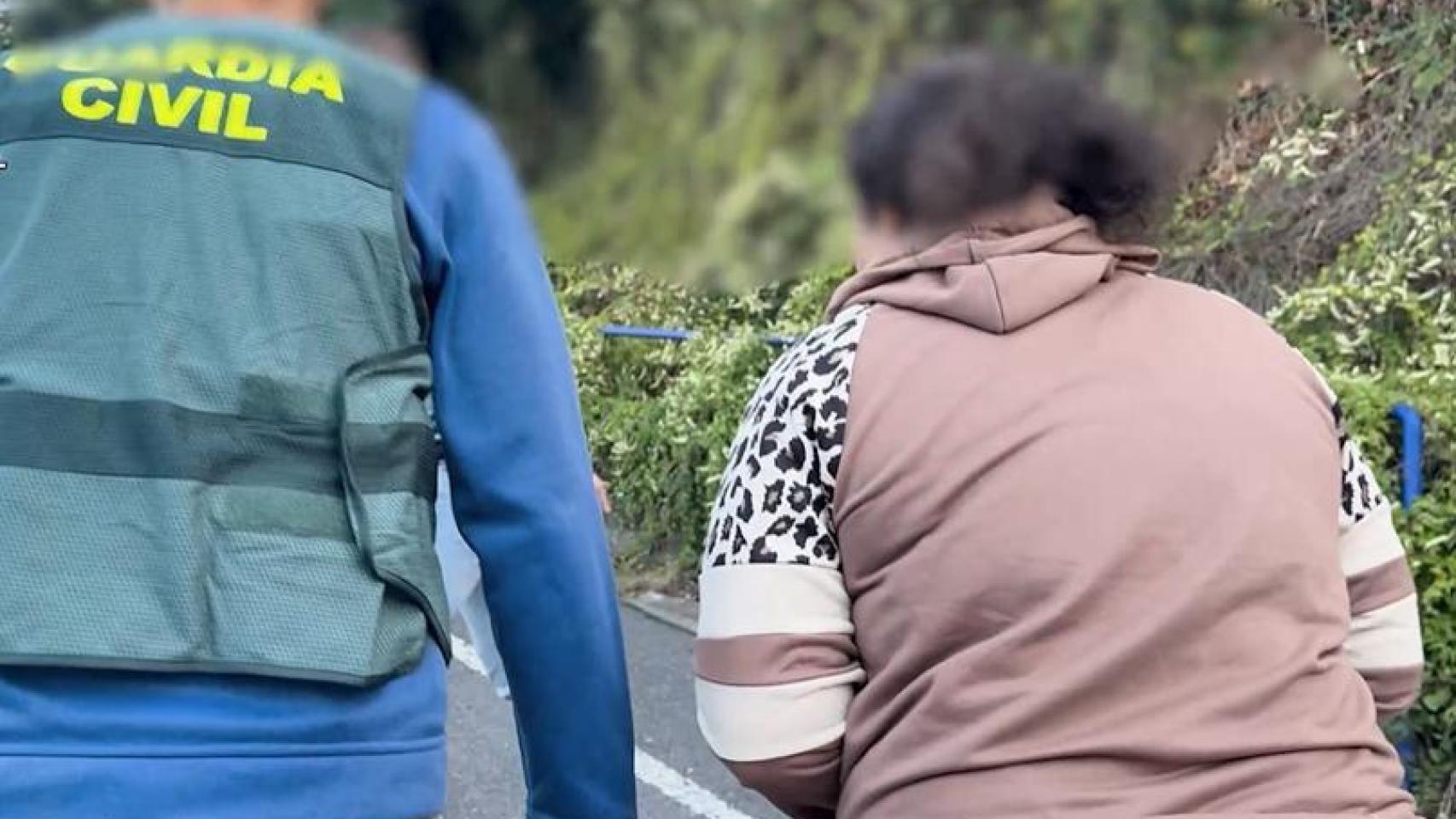 La Guardia Civil, con una de las detenidas.