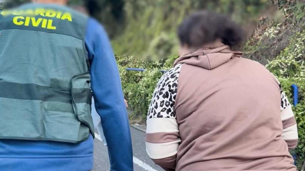 La Guardia Civil, con una de las detenidas.