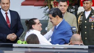 El expresidente venezolano, Nicolás Maduro, saluda al empresario colombiano Alex Saab