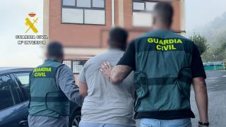 Uno de los detenidos en la operación.