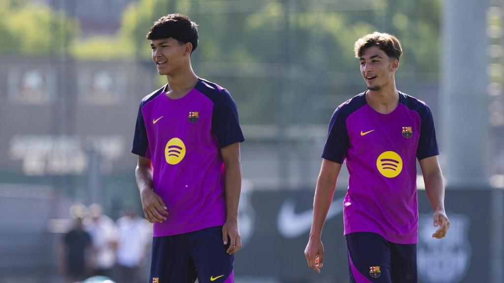 Dro y Toni Fernández, en un entrenamiento del primer equipo del FC Barcelona