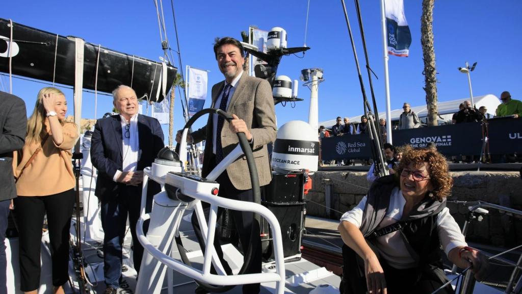 El alcalde de Alicante, Luis Barcala, tras anunciar que la ciudad será la capital mundial de la vela. EE