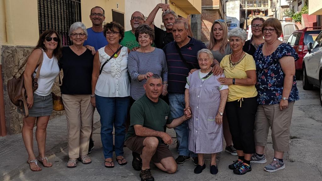 Beverly Cordodor en el pueblo junto a familiares.