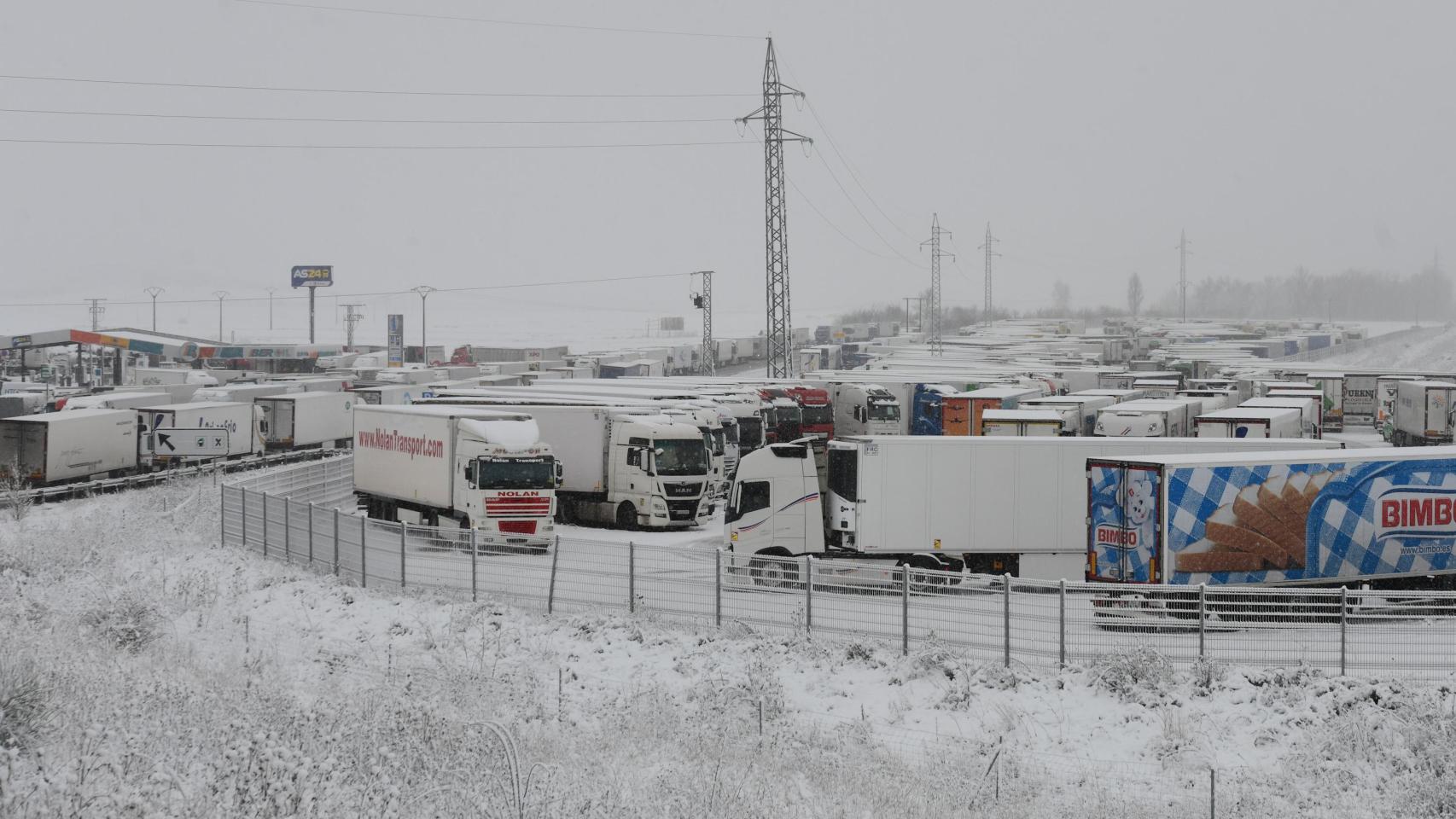 Camiones embolsados en una carretera de Castilla y León