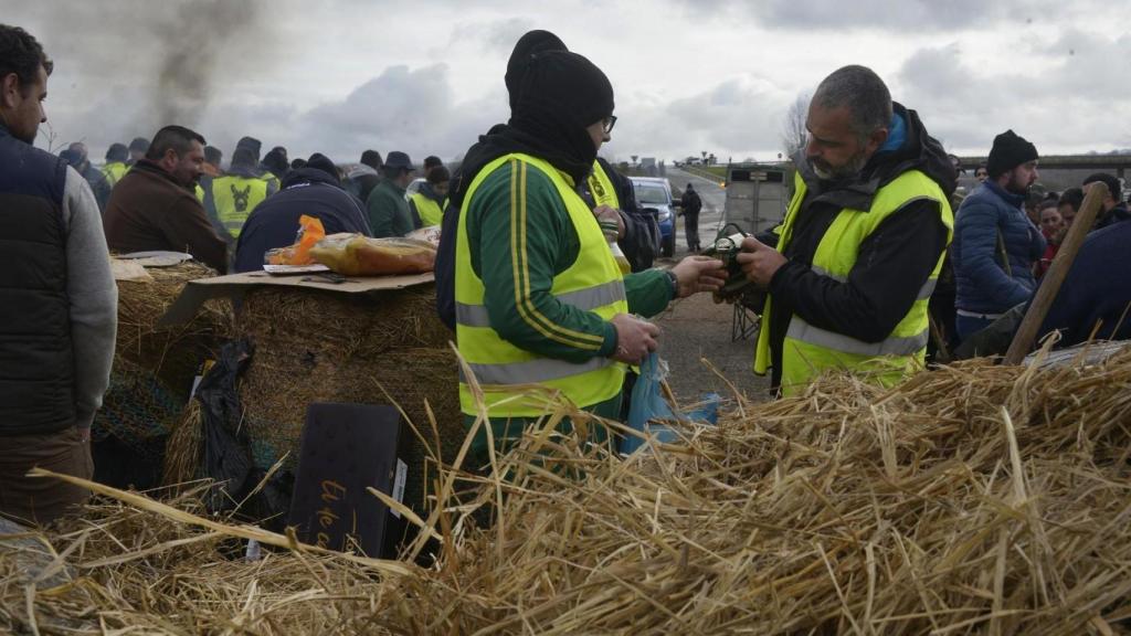 Agricultores y ganaderos cortan la A-52 con tractores y rollos de paja, a 10 de enero de 2026, en Xinzo de Limia, Orense, Galicia (España). El corte, que afecta a los dos carriles de circulación de la autovía durante varios kilómetros, es una protesta de