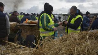 Agricultores y ganaderos cortan la A-52 con tractores y rollos de paja, a 10 de enero de 2026, en Xinzo de Limia, Orense, Galicia (España). El corte, que afecta a los dos carriles de circulación de la autovía durante varios kilómetros, es una protesta de