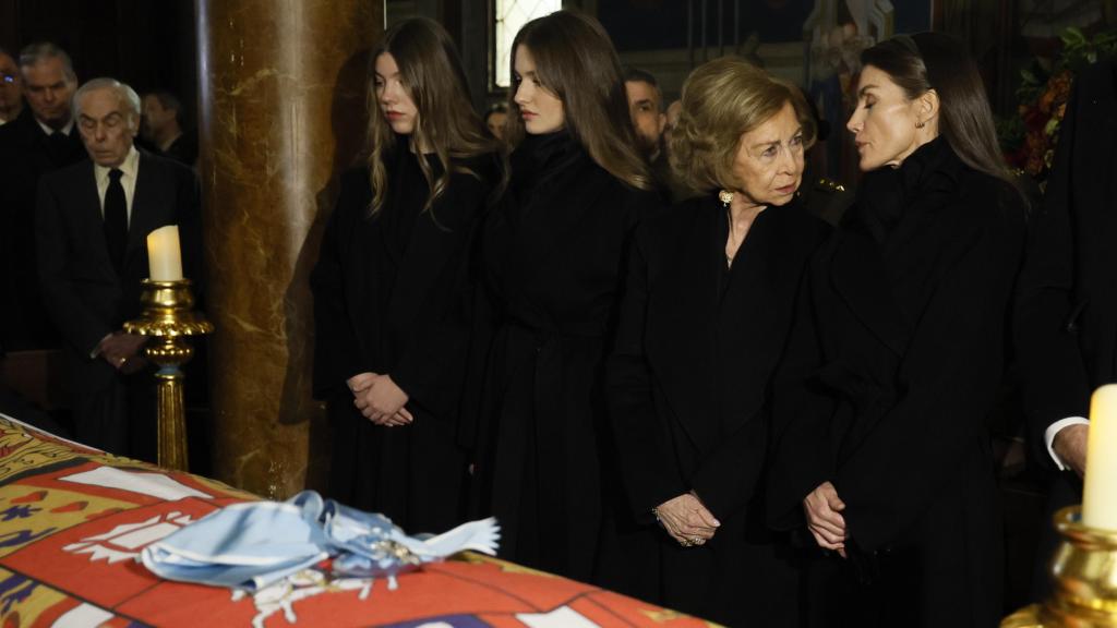 La reina Sofía, arropada por la reina Letizia, la princesa Leonor y la infanta Sofía.