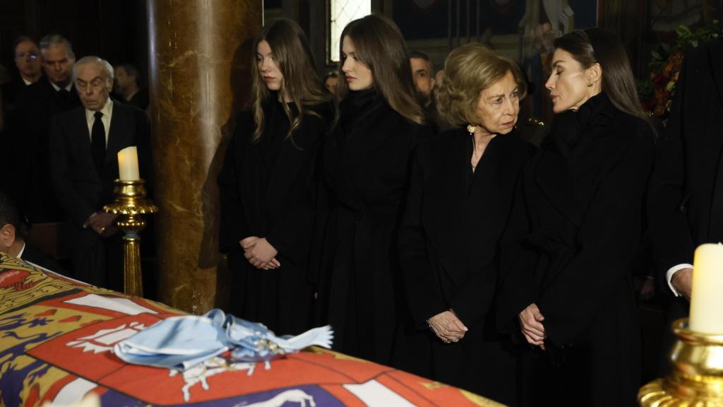 La reina Sofía, arropada por la reina Letizia, la princesa Leonor y la infanta Sofía.