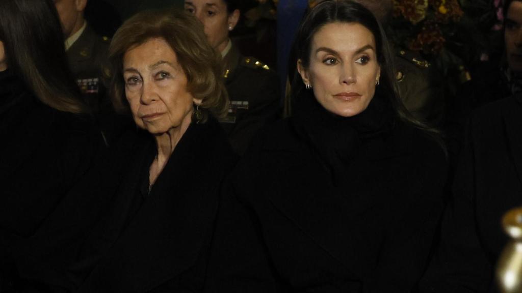 La reina Sofía y la reina Letizia en el interior de la catedral ortodoxa griega de San Andrés y San Demetrio en Madrid.