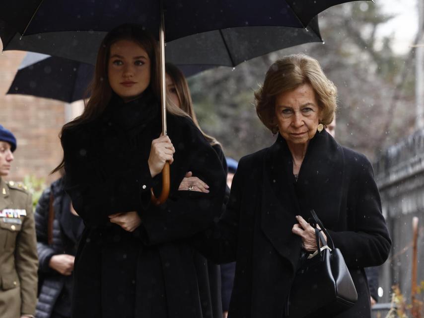 La reina Sofía y la princesa de Asturias a su llegada al templo ortodoxo.