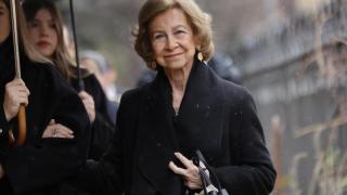 La reina Sofía sonríe a la prensa