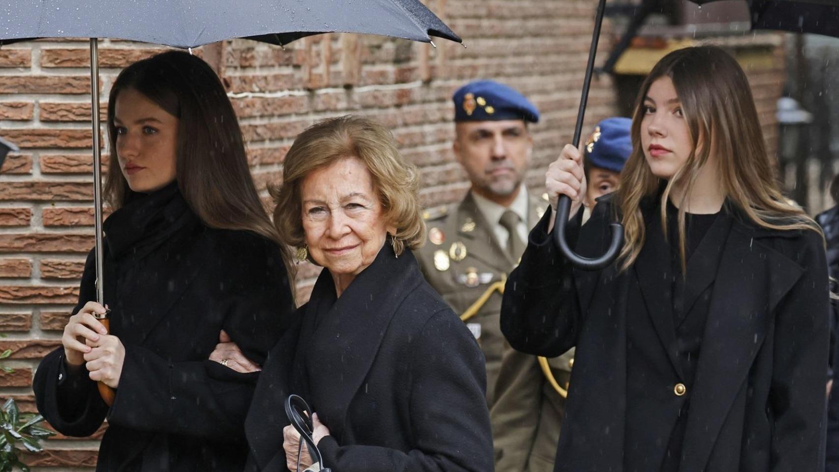La reina Sofía, en el último adiós a su hermana, Irene de Grecia, con sus nietas la princesa Leonor y la infanta Sofía.