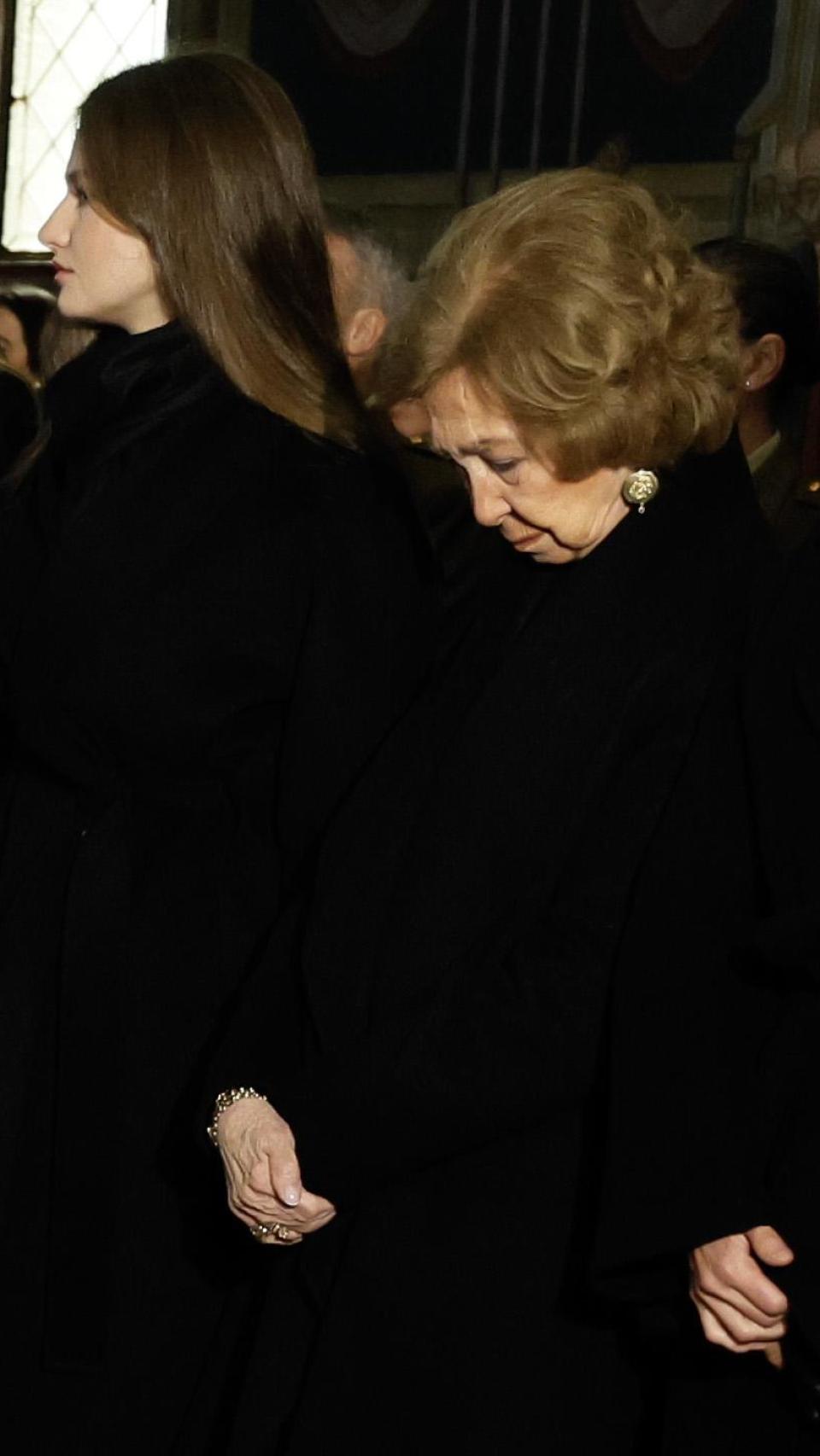 La reina Sofía, muy emocionada en el último adiós a su querida hermana Irene.