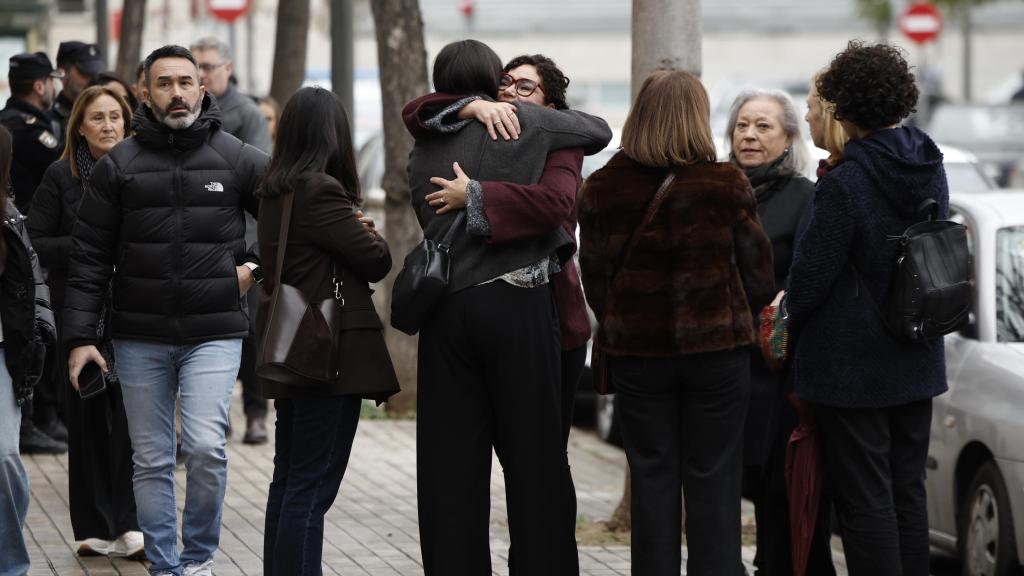 Familiares y amigos asisten al funeral en recuerdo de los cuatro valencianos fallecidos en un naufragio en Indonesia. Efe / Biel Aliño