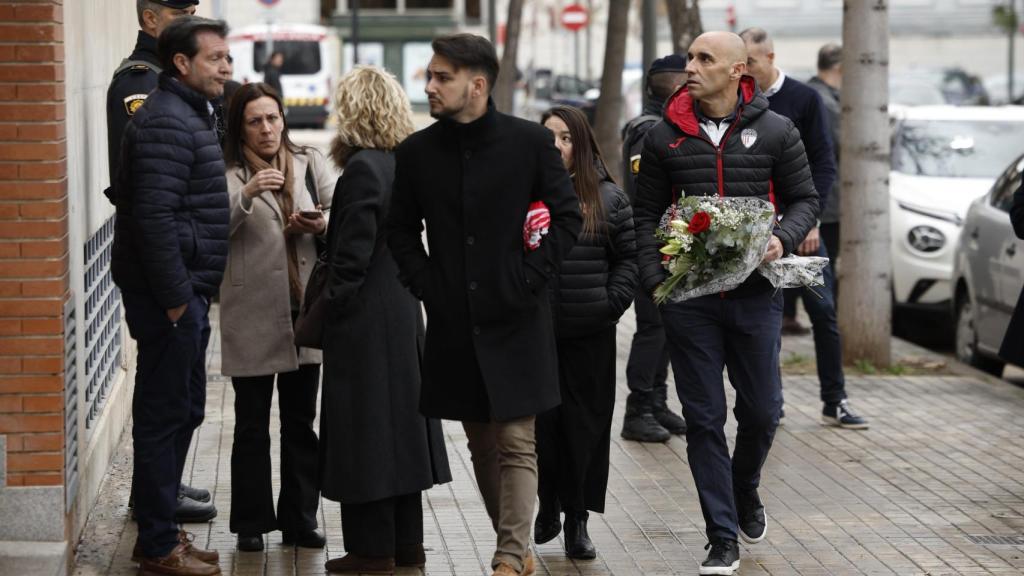 Familiares y amigos asisten al funeral en recuerdo de los cuatro valencianos fallecidos en un naufragio en Indonesia. Efe / Biel Aliño
