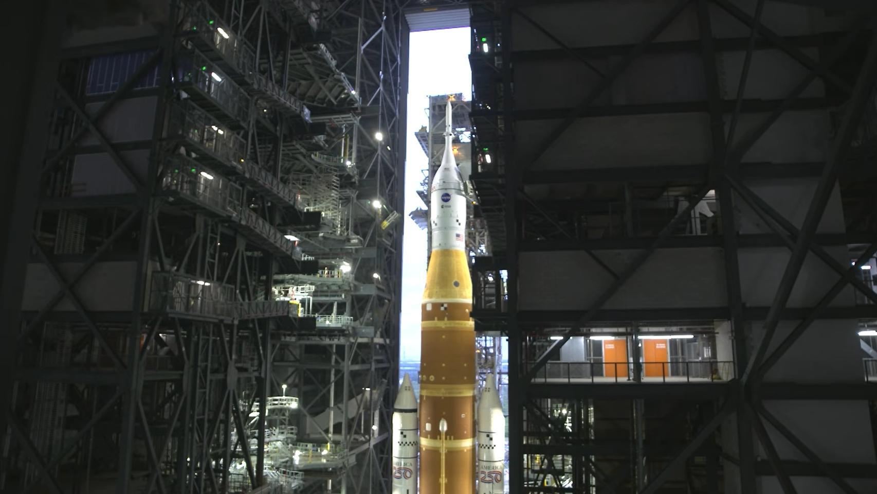 Inicio del traslado del cohete SLS y la nave Orion de Artemis II