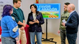 La secretaria general de Chunta Aragonesista, Isabel Lasobras, junto al candidato Jorge Pueyo.