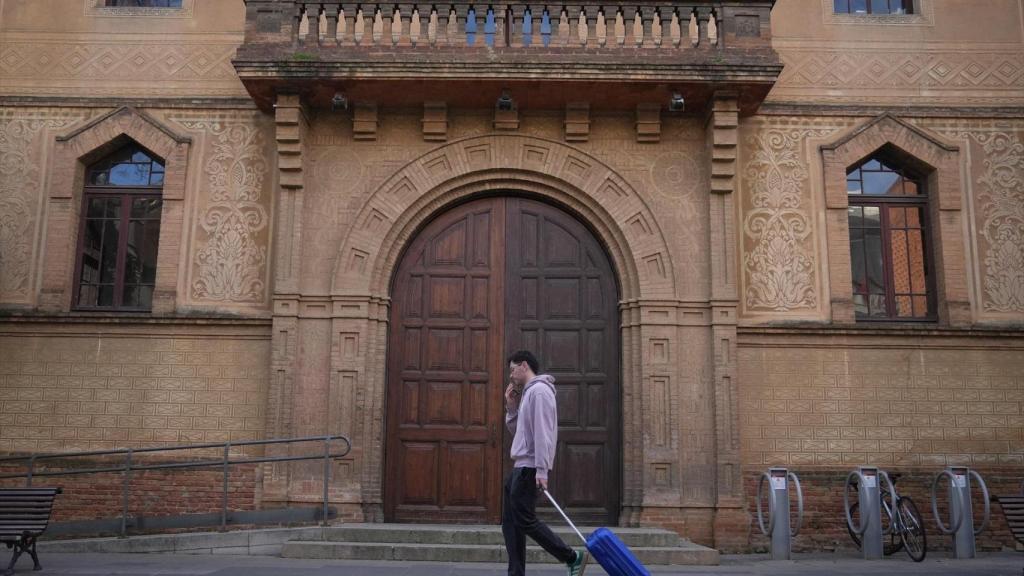 Fachada de la actual residencia Ramon Llull, edificio que ofrece Barcelona para alojar la sede de la Agencia de Salud Pública.