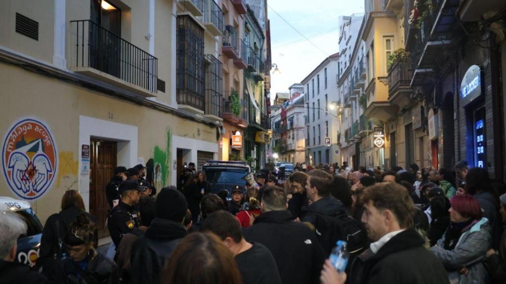 Concentración del viernes en la antigua sede de Málaga Acoge.