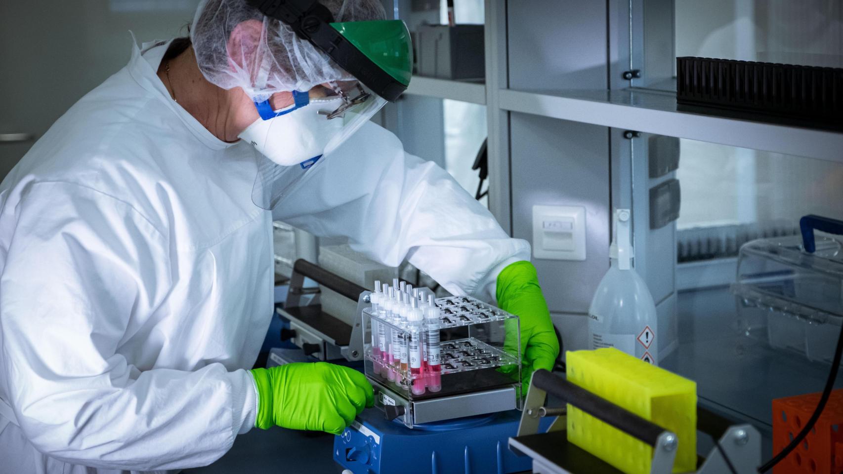 Un científico trabajando en un laboratorio.