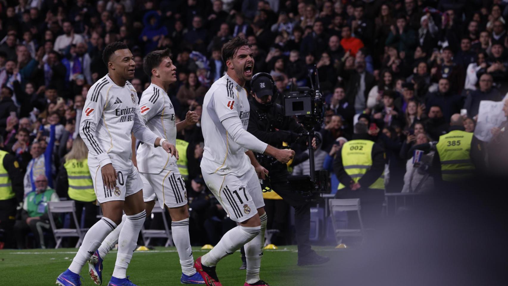 Mbappé, Güler y Asencio celebran uno de los goles contra el Levante