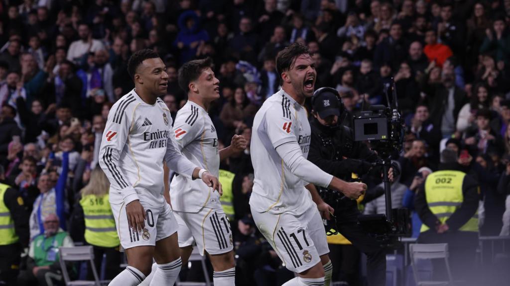 Mbappé, Güler y Asencio celebran uno de los goles contra el Levante