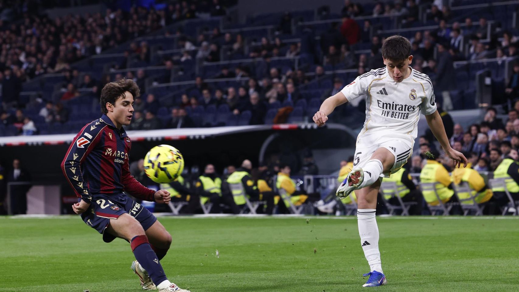 El Real Madrid espabila por la gracia de Mbappé y gana al Levante bajo ...