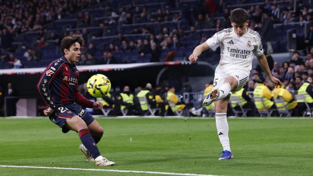 Arda Guler cruza contra o Levante