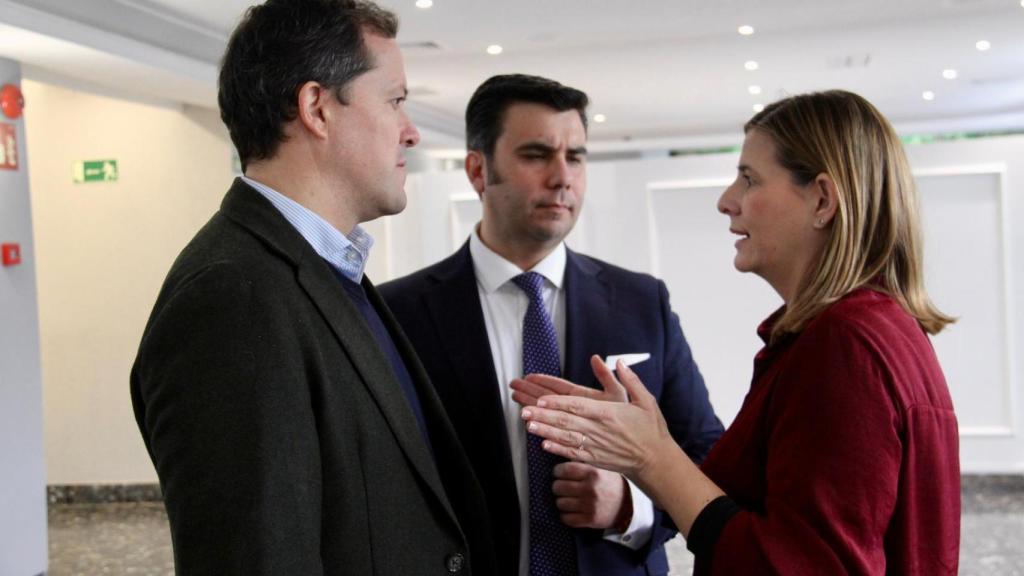 Carolina Agudo junto los alcaldes de Toledo y Torrijos, Carlos Velázquez y Andrés Martín.